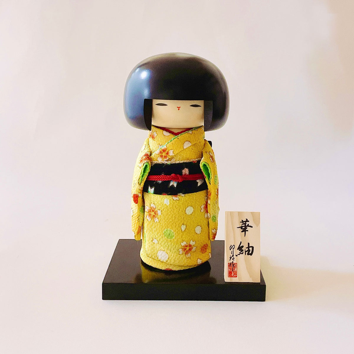 usaburo-kokeshi-hana-tsumugi-jaune-poup-e-kokeshi-chirimen-19-cm image 1