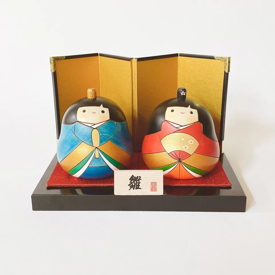 usaburo-kokeshi-warabe-hina-set-hina-2-poup-es-6-cm-avec-paravent-et-socle image 1