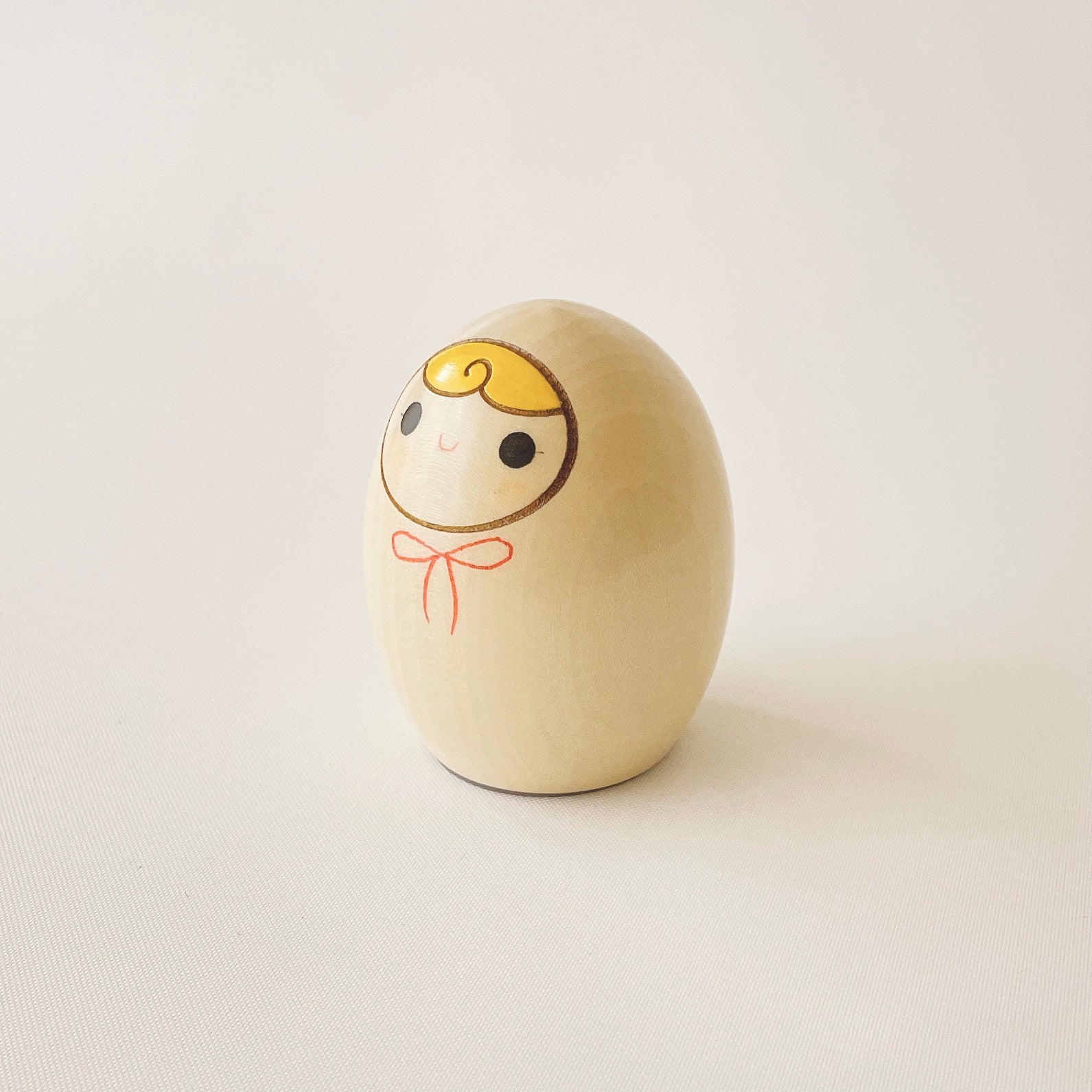 usaburo-kokeshi-heso-no-oire-ruban-rouge-bo-te-cordon-7-cm image 2