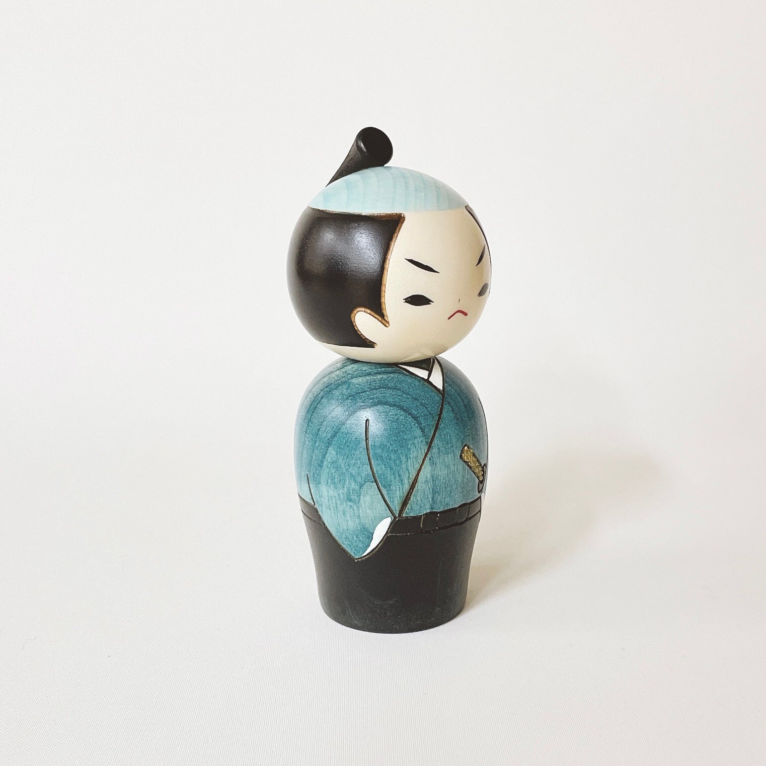 usaburo-kokeshi-samurai-poup-e-kokeshi-guerrier-bleu-14-5-cm image 4