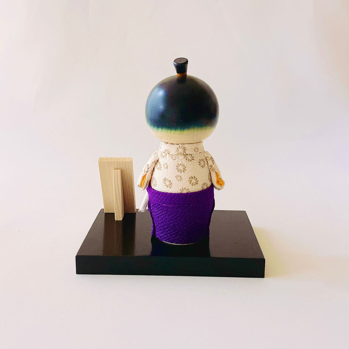 usaburo-kokeshi-samurai-blanc-chirimen-figurine-145-mm-socle image 4