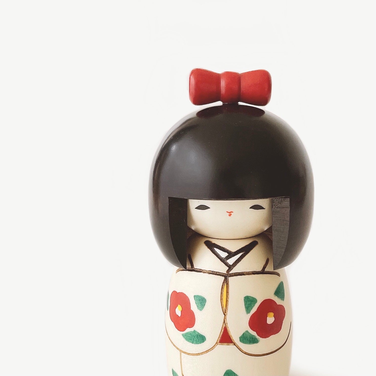 usaburo-kokeshi-ribbon-poup-e-kokeshi-blanche-14-5-cm-motif-tsubaki image 2