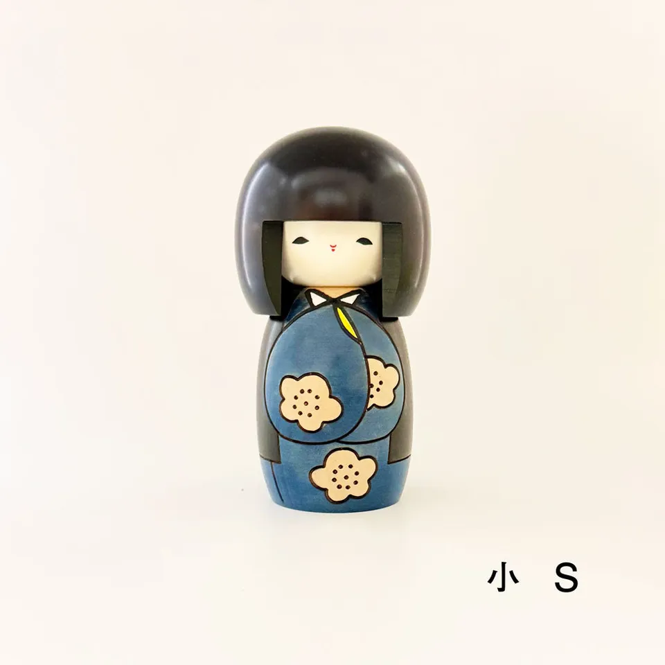 usaburo-kokeshi-k-jitsu-blue-s-kokeshi-haori-prunier-13-cm image 1