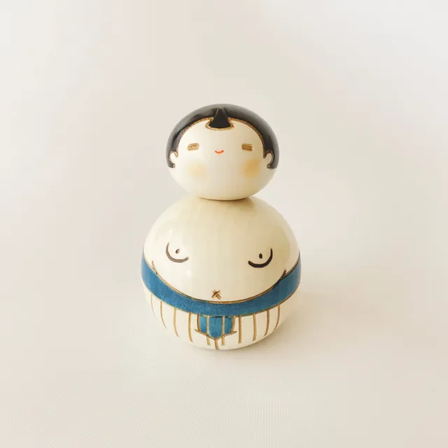 usaburo-kokeshi-osum-san-lutteur-sumo-bleu-figurine-artisanale-9-cm image 1