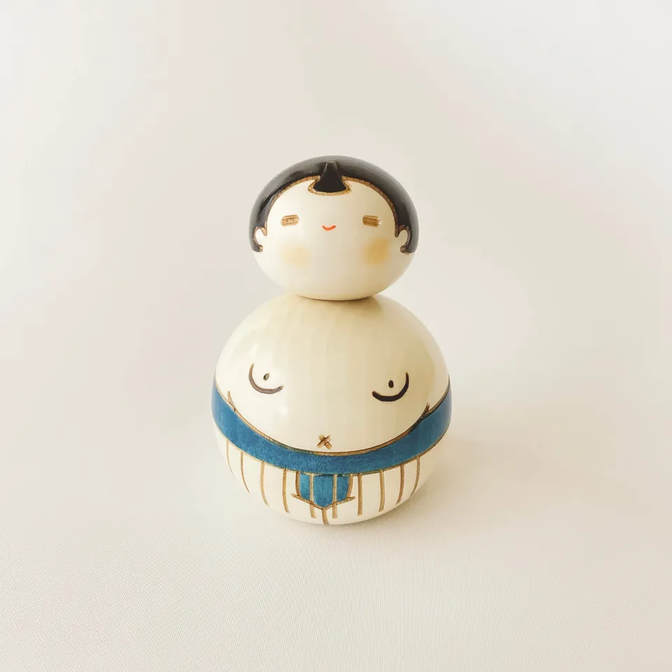 usaburo-kokeshi-osum-san-lutteur-sumo-bleu-figurine-artisanale-9-cm image 1