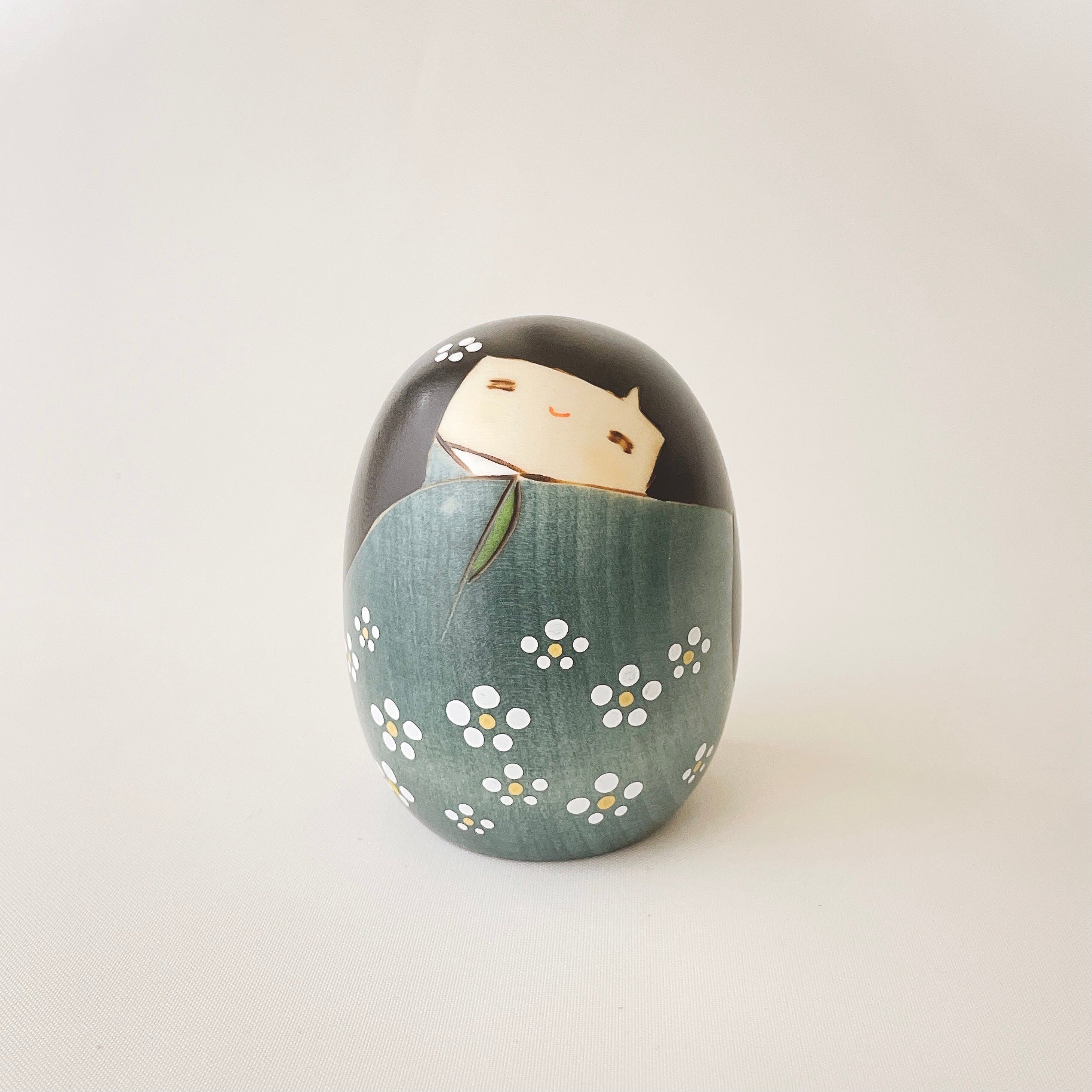 usaburo-kokeshi-shiawase-l-verte-figurine-bonheur-prune image 1