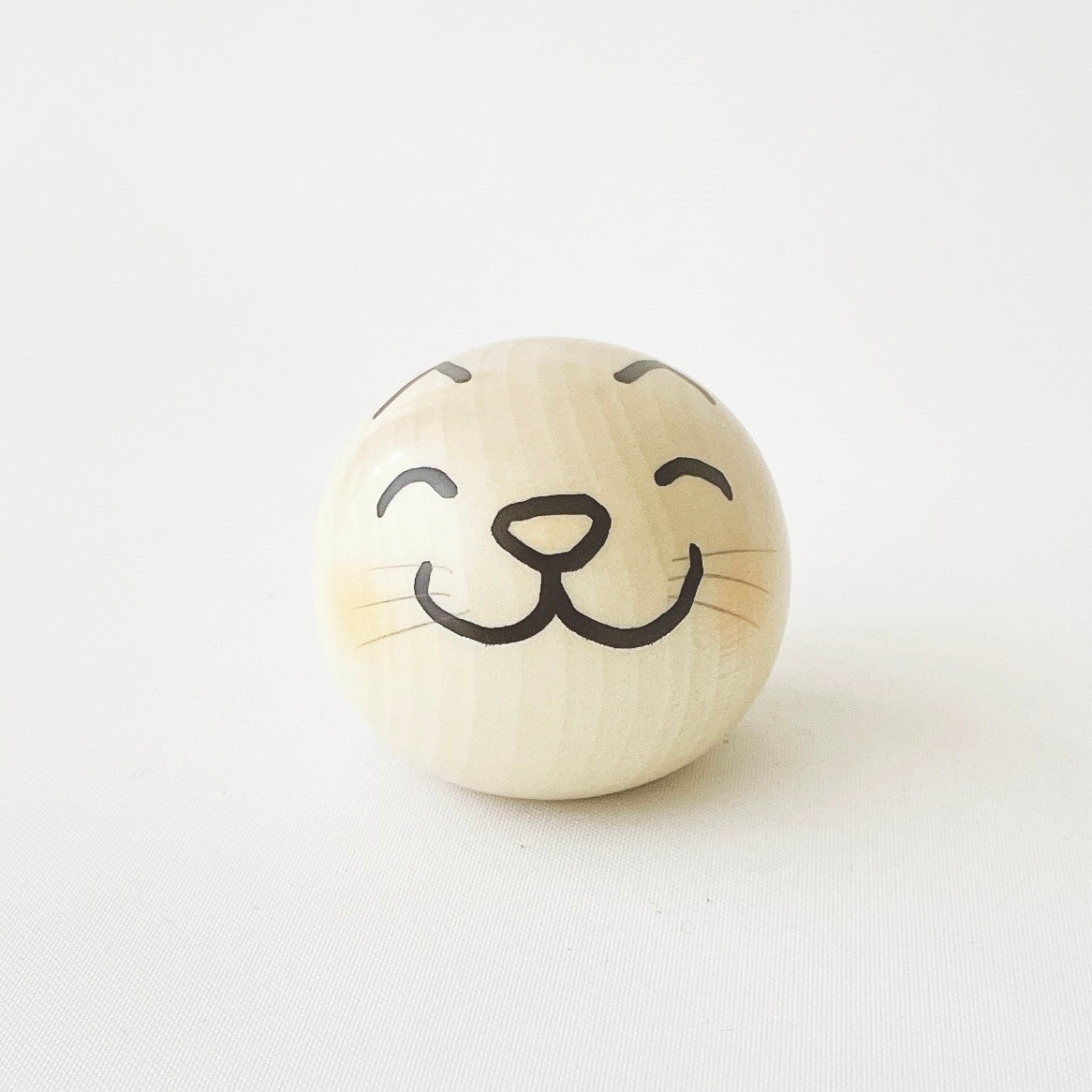 usaburo-kokeshi-yurakoro-chat-figurine-bascule-ronde-58-mm image 1