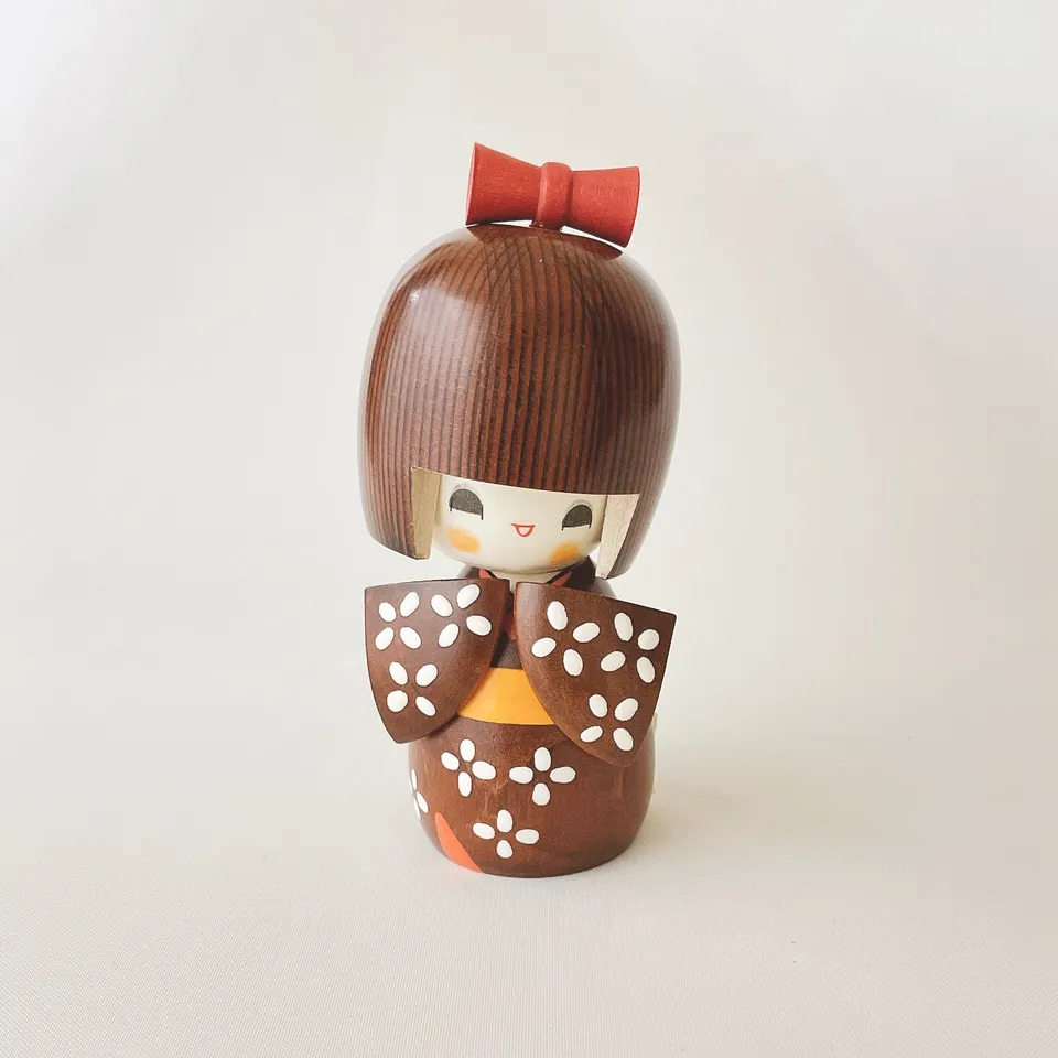 usaburo-kokeshi-kosode-kimono-poupee-kokeshi-artisanale-13-cm image 1