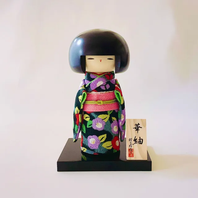 usaburo-kokeshi-hana-tsumugi-noir-chirimen-figurine-95-x-95-x-190-mm image 1