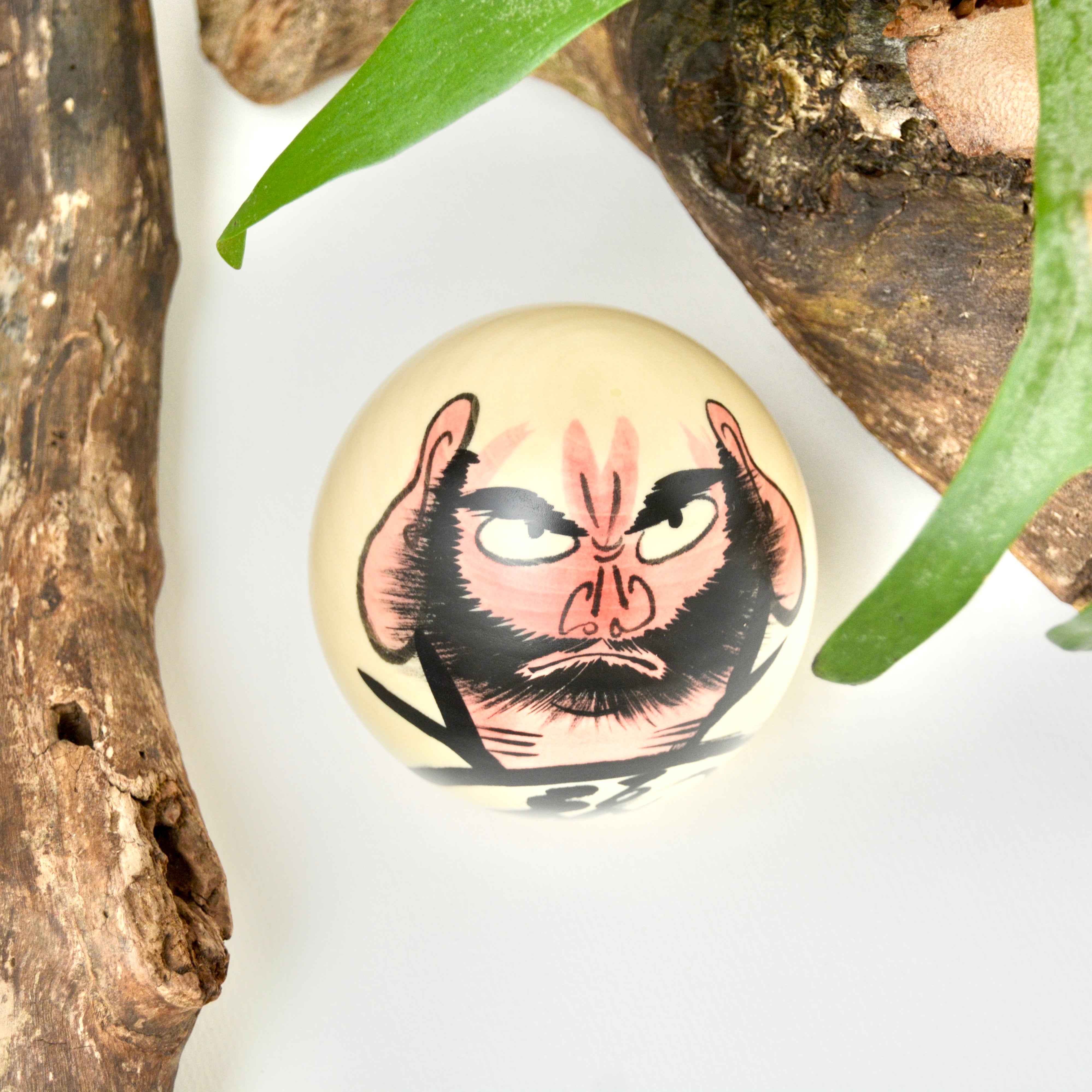 usaburo-kokeshi-koro-koro-daruma-blanc-culbuto-porte-bonheur-9-cm image 1