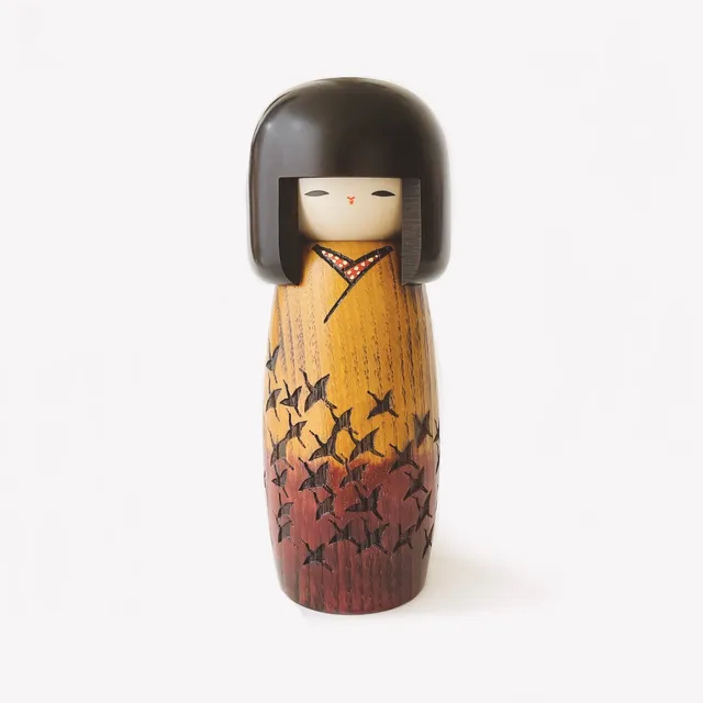 usaburo-kokeshi-tsuru-no-mai-kokeshi-grue-dansante-coucher-de-soleil-19-cm image 1