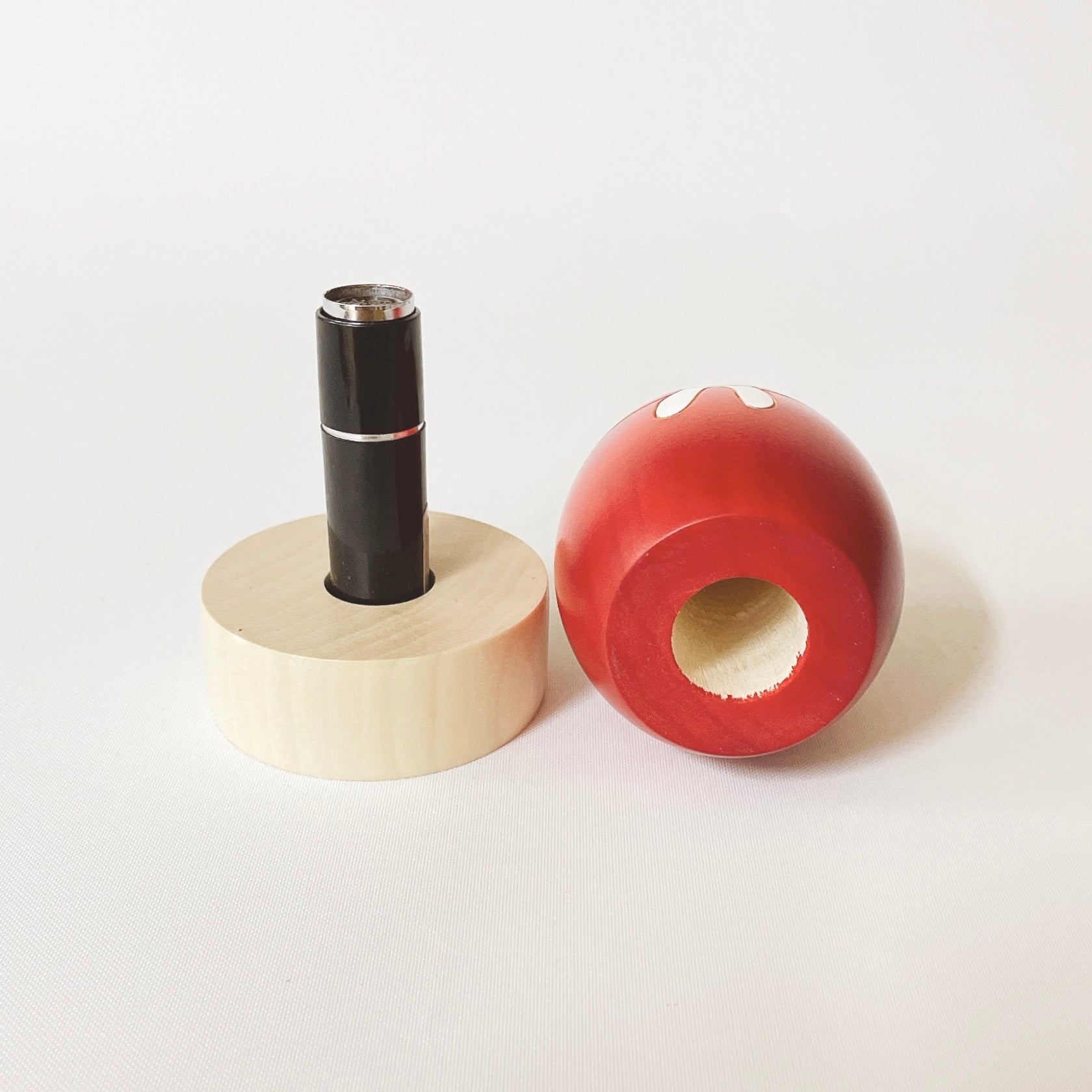usaburo-kokeshi-neko-no-sally-chat-porte-tampon-en-bois-mizuki image 2