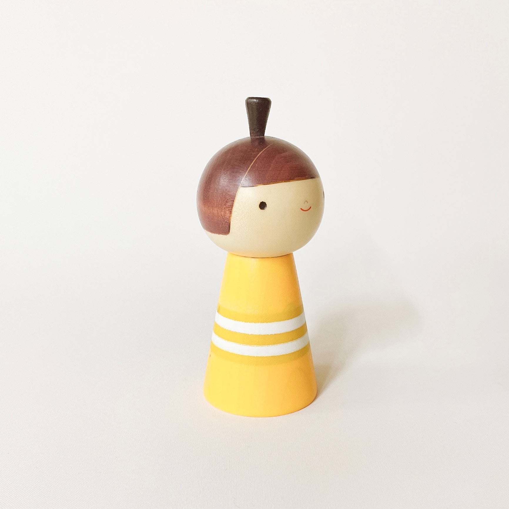 usaburo-kokeshi-nene-older-sister-poup-e-artisanale-13-5-cm-jaune image 4