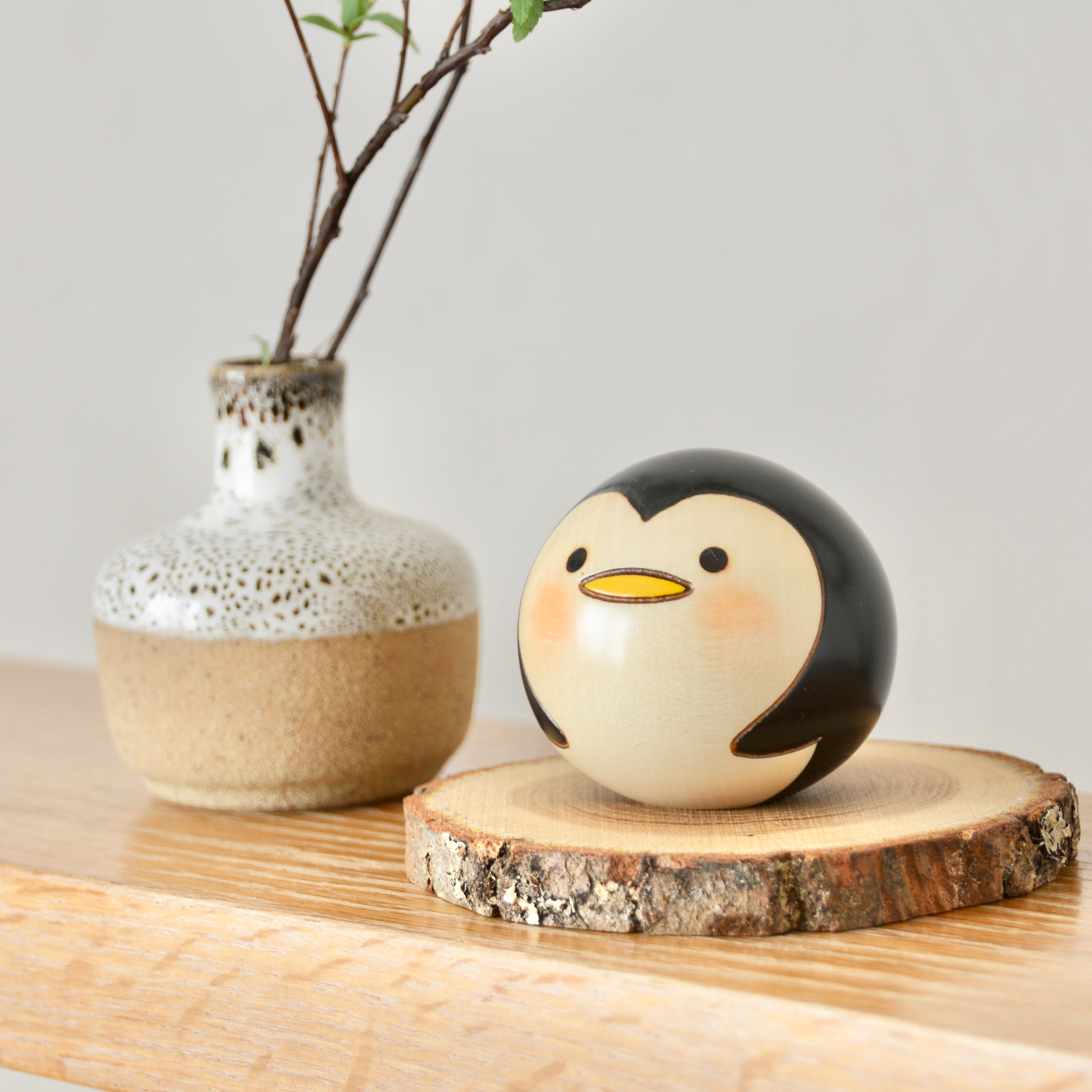 usaburo-kokeshi-yurakoro-penguin-figurine-pingouin-culbuto-58-x-58-x-50-mm image 5