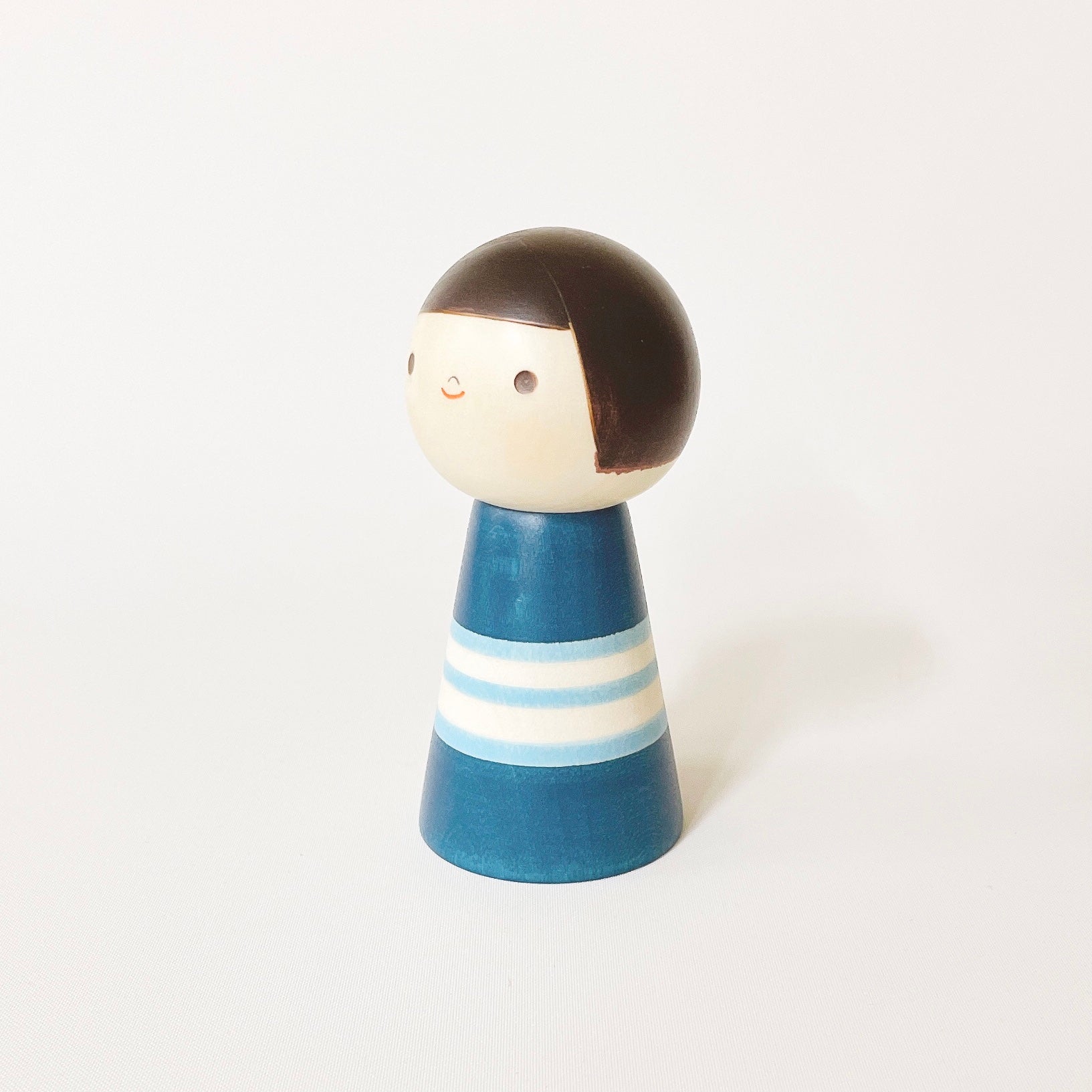usaburo-kokeshi-n-n-grand-fr-re-figurine-kokeshi-artisanale-11-5-cm-bleue image 2