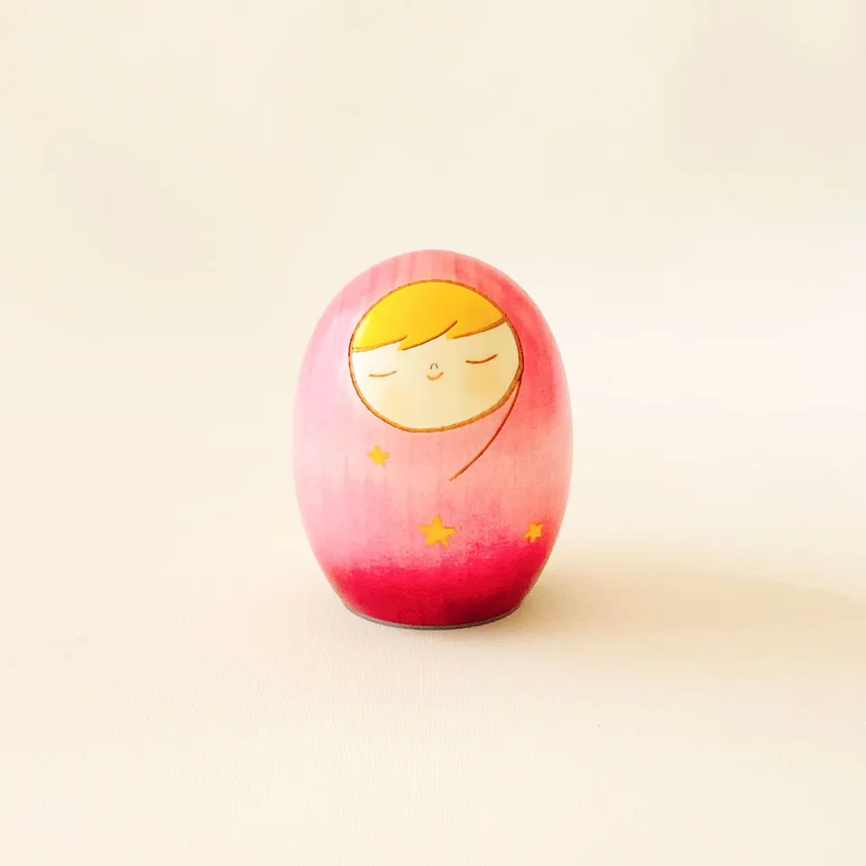usaburo-kokeshi-heso-no-o-ire-porte-cordon-rose-toile image 1