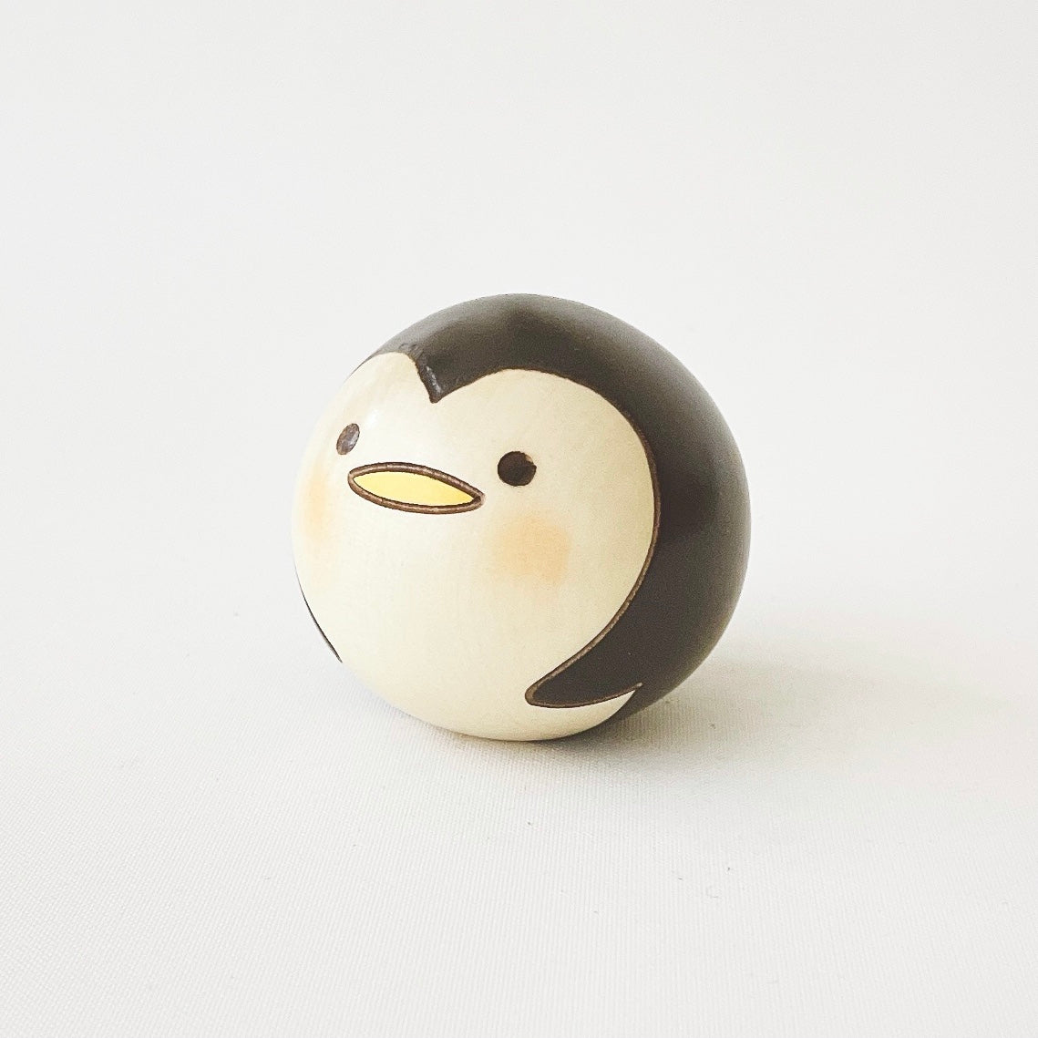 usaburo-kokeshi-yurakoro-penguin-figurine-pingouin-culbuto-58-x-58-x-50-mm image 2