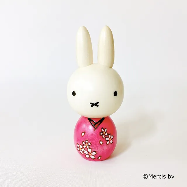 usaburo-kokeshi-miffy-sakura-figurine-artisanale-13-cm image 1