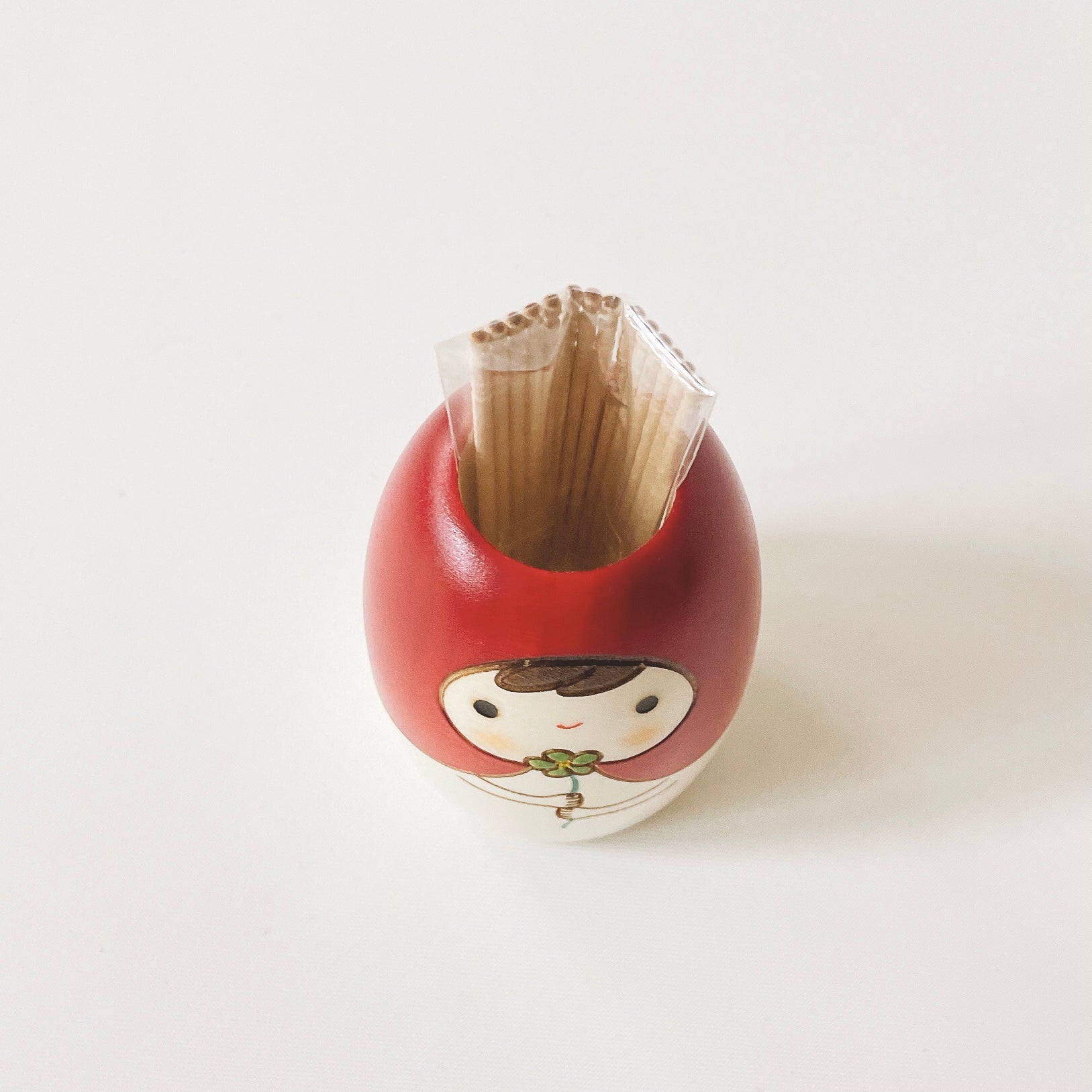 usaburo-kokeshi-honnori-porte-cure-dents-petit-chaperon-rouge-58x58x75mm image 5