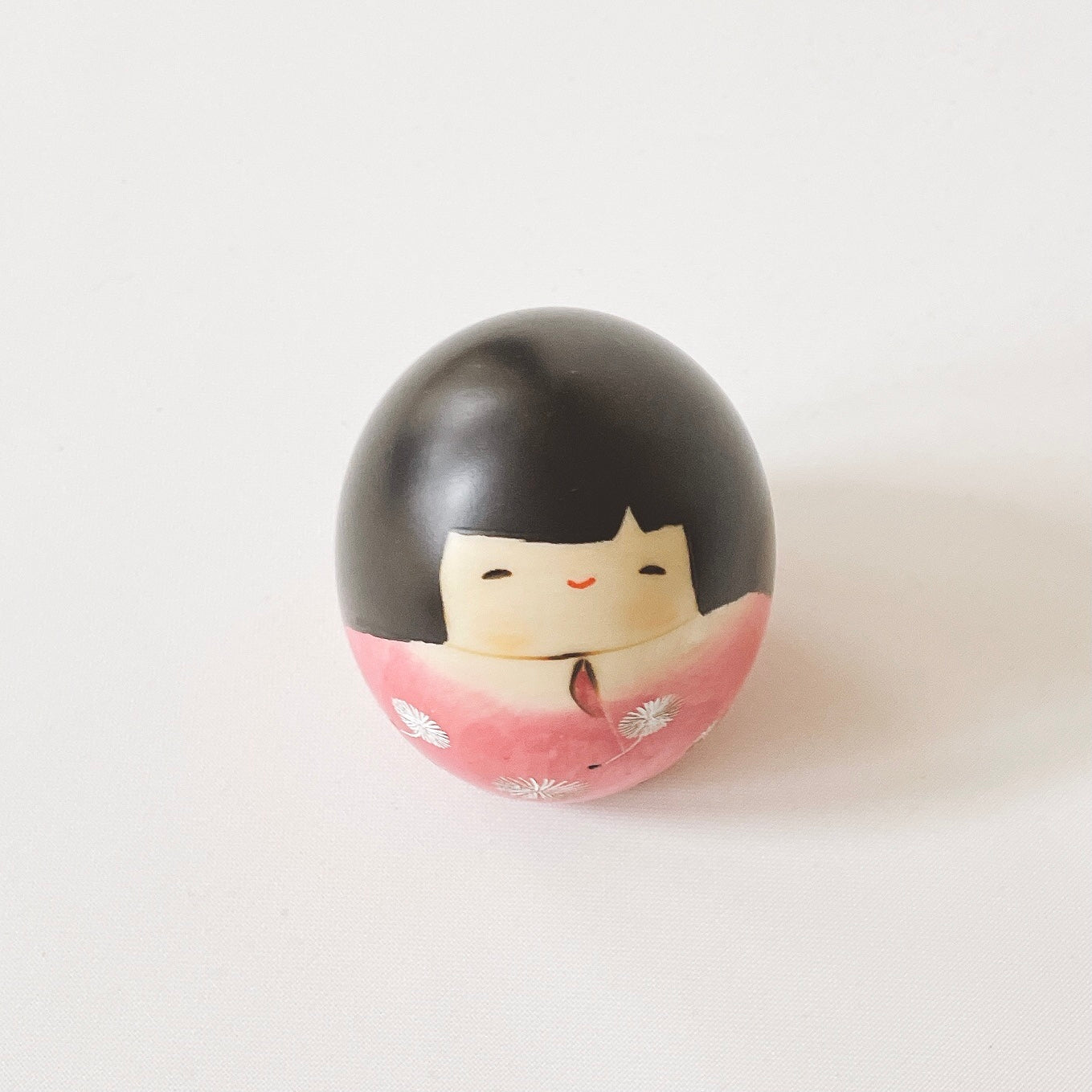 usaburo-kokeshi-tampopo-s-pink-figurine-artisanale-70-mm image 5