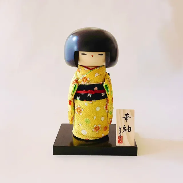 usaburo-kokeshi-hana-tsumugi-jaune-poup-e-kokeshi-chirimen-19-cm image 1