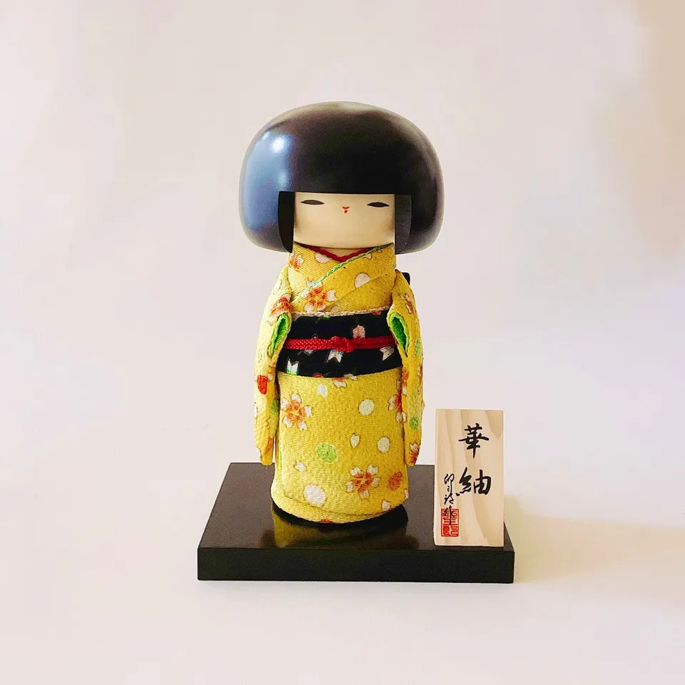 usaburo-kokeshi-hana-tsumugi-jaune-poup-e-kokeshi-chirimen-19-cm image 1
