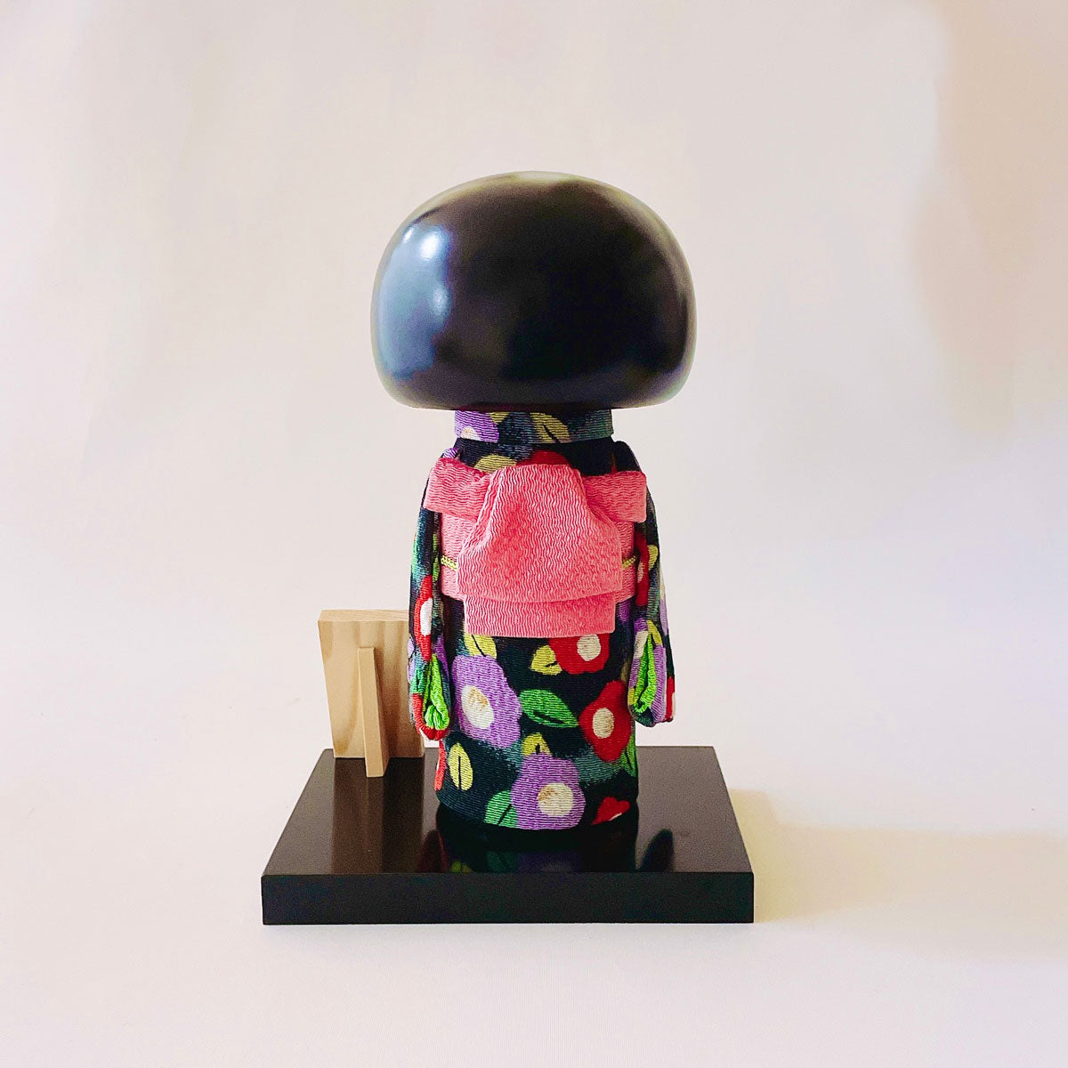 usaburo-kokeshi-hana-tsumugi-noir-chirimen-figurine-95-x-95-x-190-mm image 4