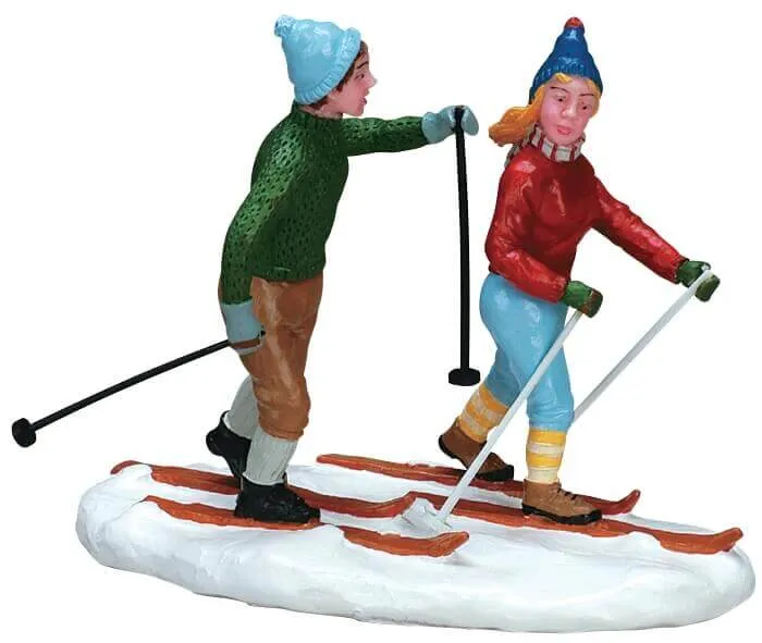 lemax-cross-country-skiers-figurines-miniatures-skieurs-de-fond image 1