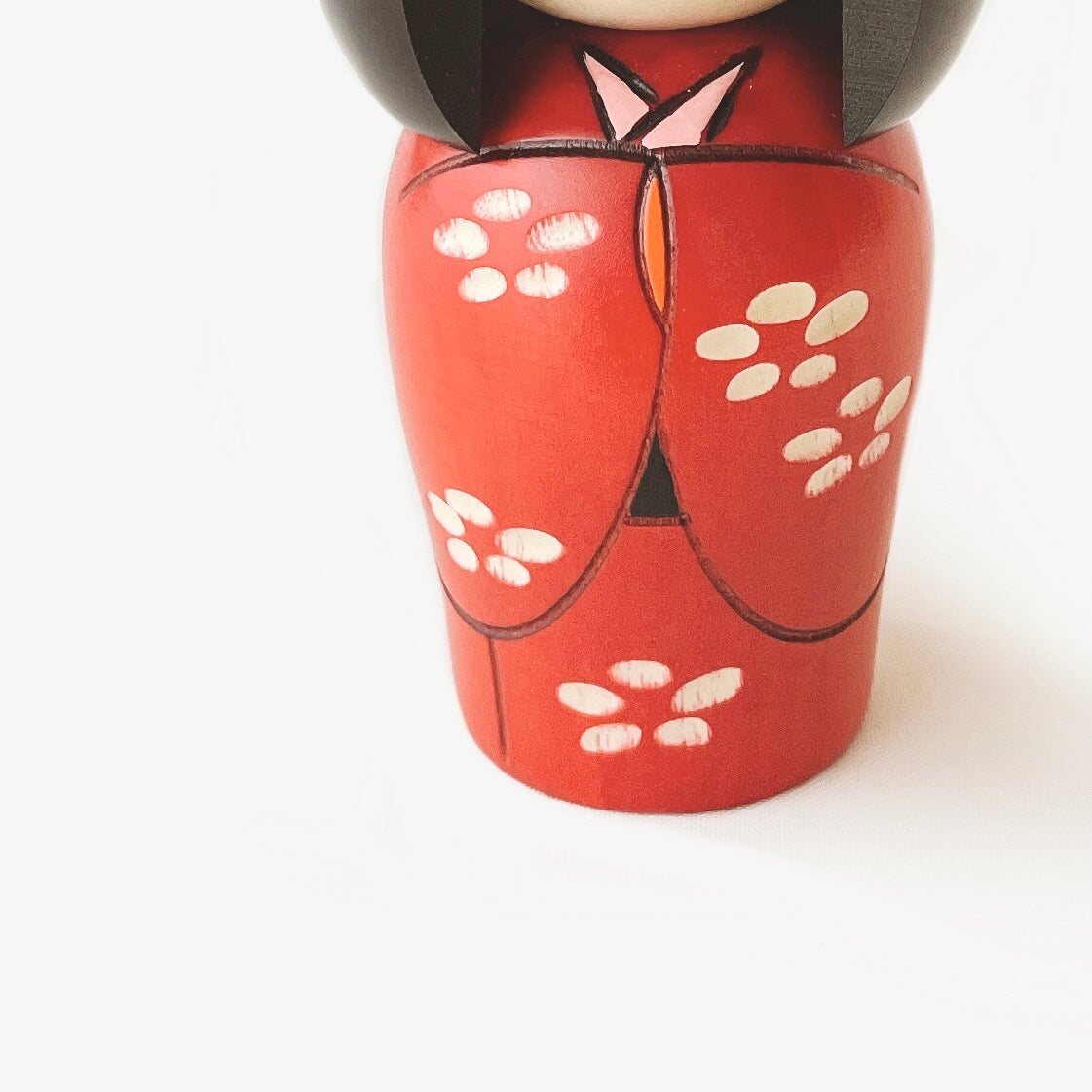 usaburo-kokeshi-tsubomi-bud-yura-koro-yurakoro-14-5-cm-bois-mizuki-rouge image 3