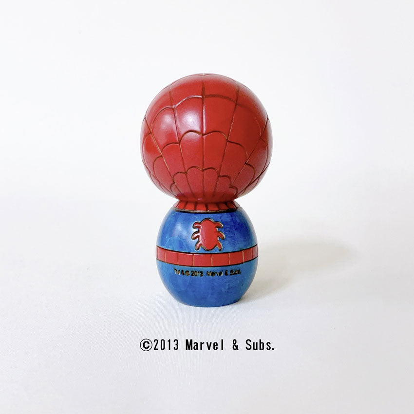 usaburo-kokeshi-spider-man-figurine-artisanale-12-cm image 3