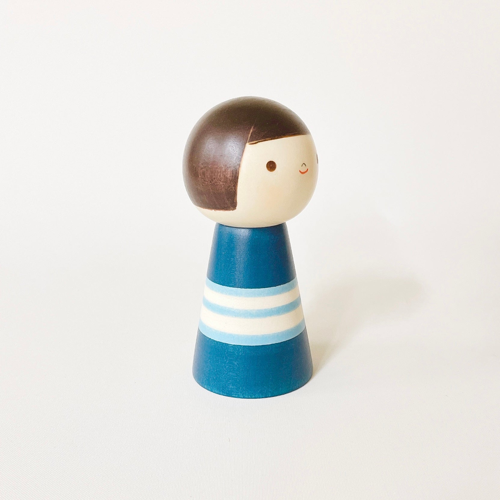 usaburo-kokeshi-n-n-grand-fr-re-figurine-kokeshi-artisanale-11-5-cm-bleue image 4