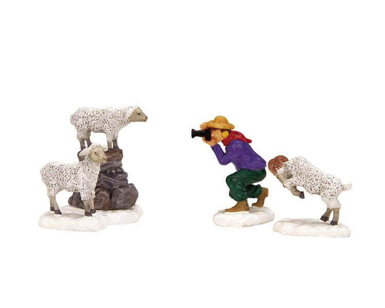 lemax-caught-from-behind-figurine-miniature-sc-ne-de-no-l image 2
