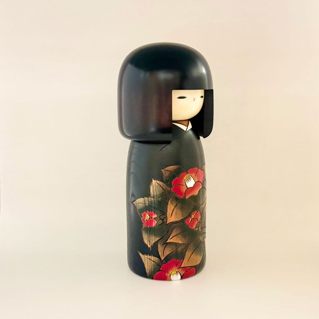 usaburo-kokeshi-ikutose-grande-poupee-kokeshi-28-cm-noire image 3