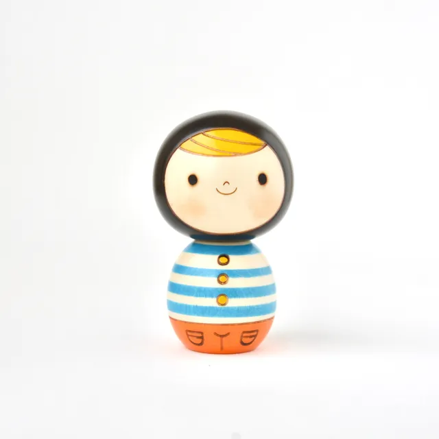usaburo-kokeshi-zukin-kun-gar-on-figurine-petit-chaperon image 1