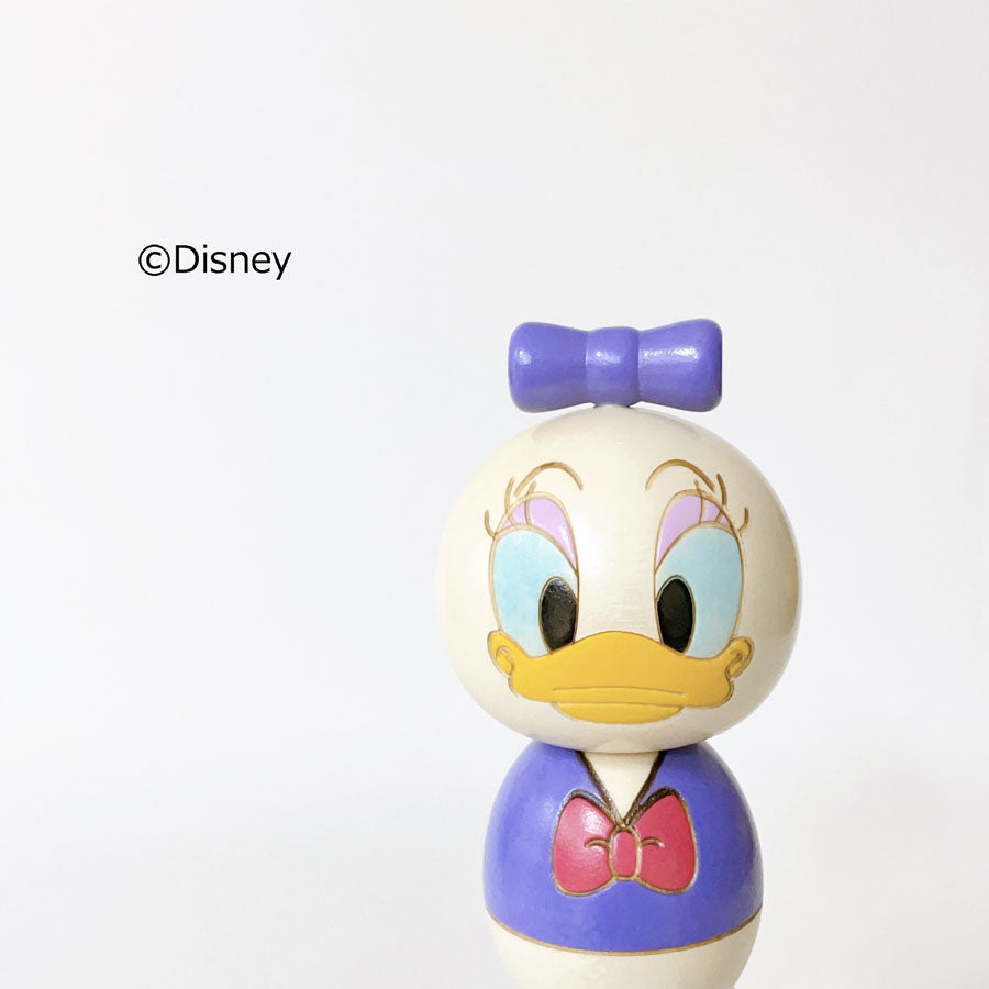 usaburo-kokeshi-daisy-disney-figurine-artisanale-10-8-cm image 6