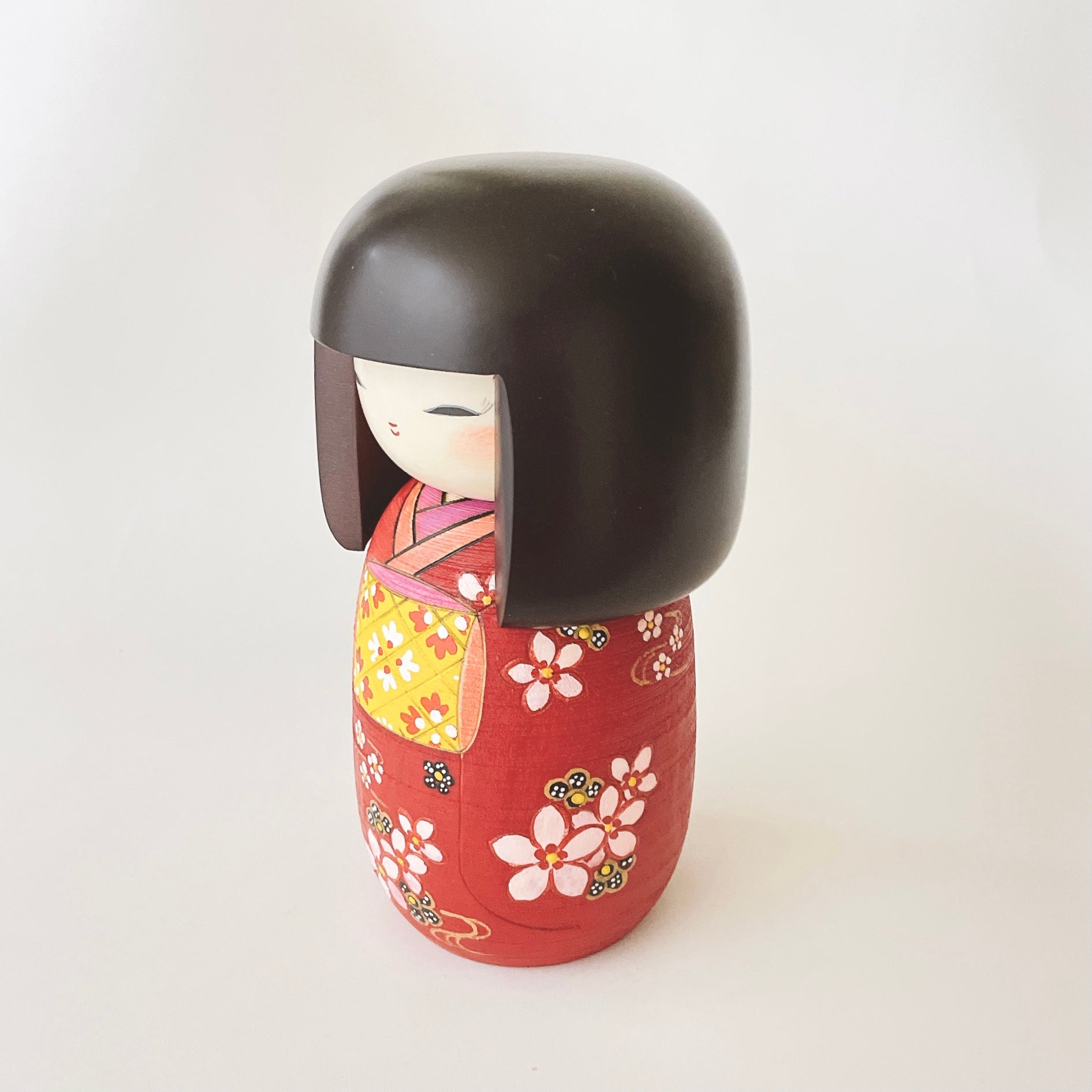 usaburo-kokeshi-omekashi-poup-e-kokeshi-artisanale-21-5-cm-en-bois-mizuki image 2