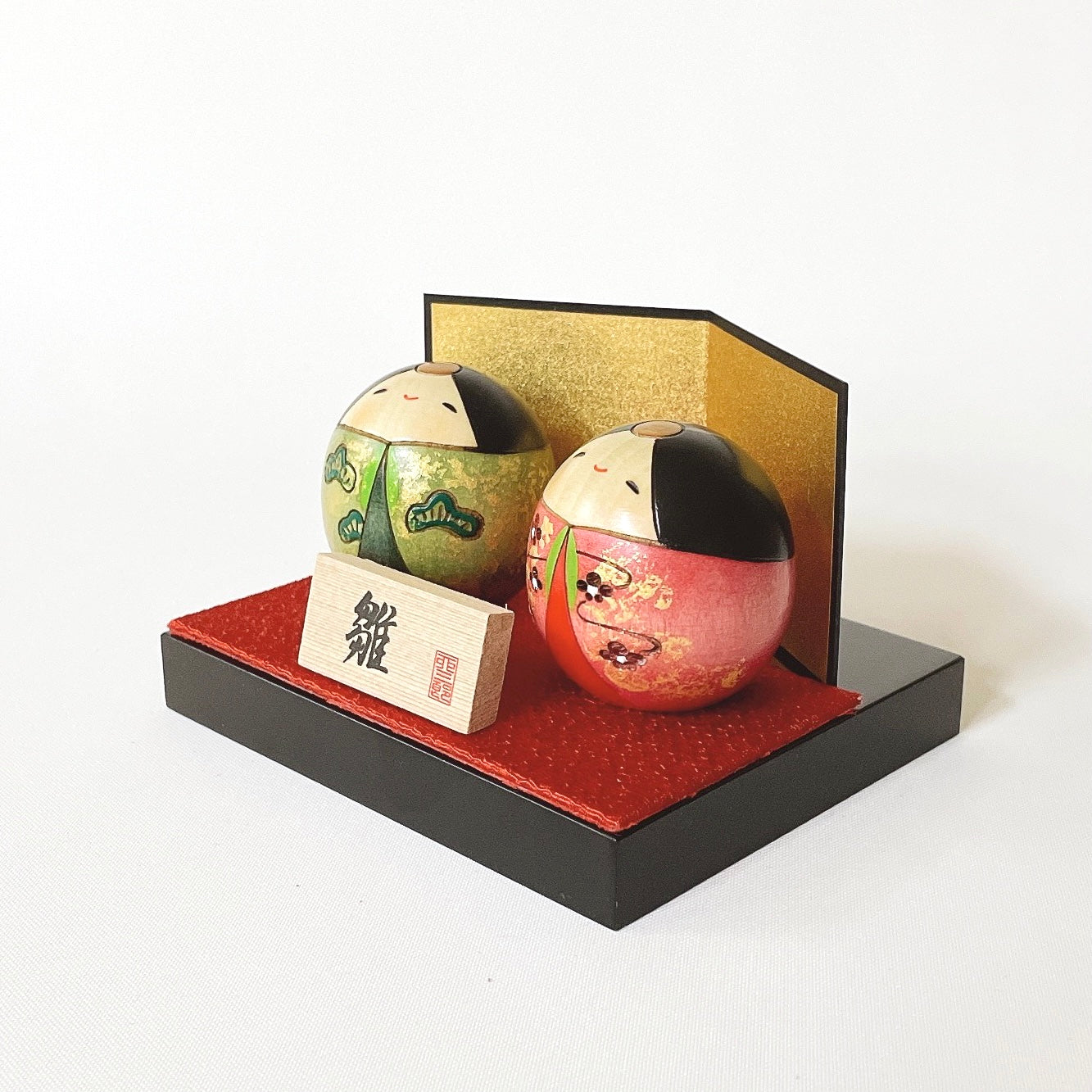 usaburo-kokeshi-shiawase-hina-bonheur-set-artisanal-avec-socle image 2
