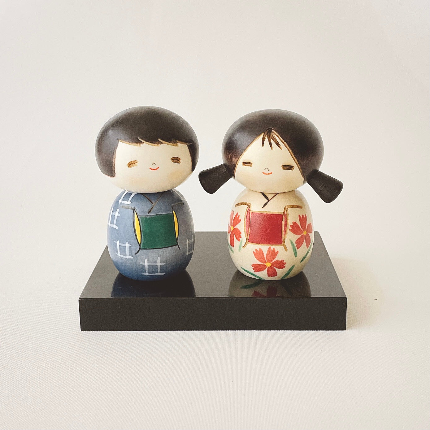 usaburo-kokeshi-nakayoshi-duo-kokeshi-amis-socle-7-cm image 1