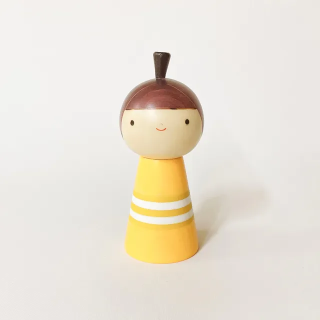 usaburo-kokeshi-nene-older-sister-poup-e-artisanale-13-5-cm-jaune image 1