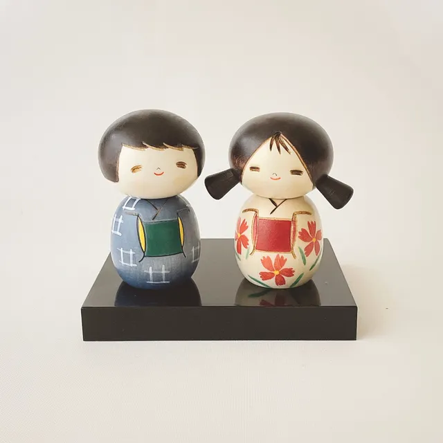 usaburo-kokeshi-nakayoshi-duo-kokeshi-amis-socle-7-cm image 1