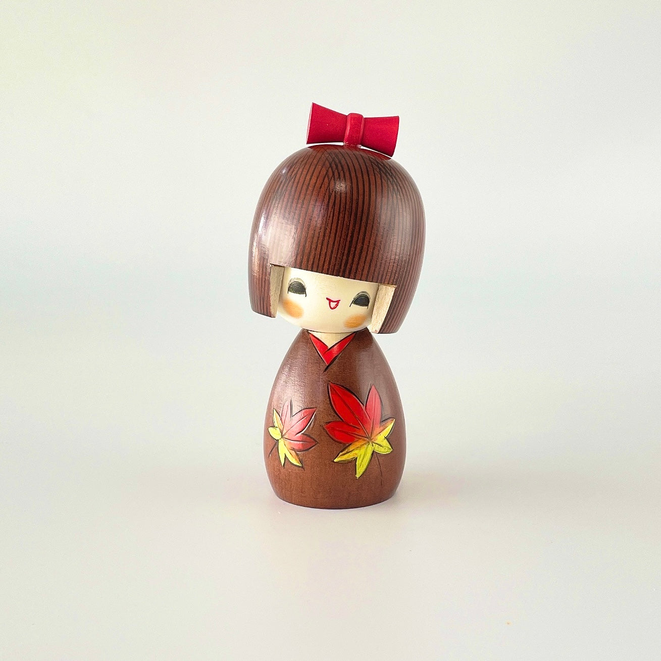 usaburo-kokeshi-kaede-chan-figurine-yura-koro-artisanale-14-cm image 1