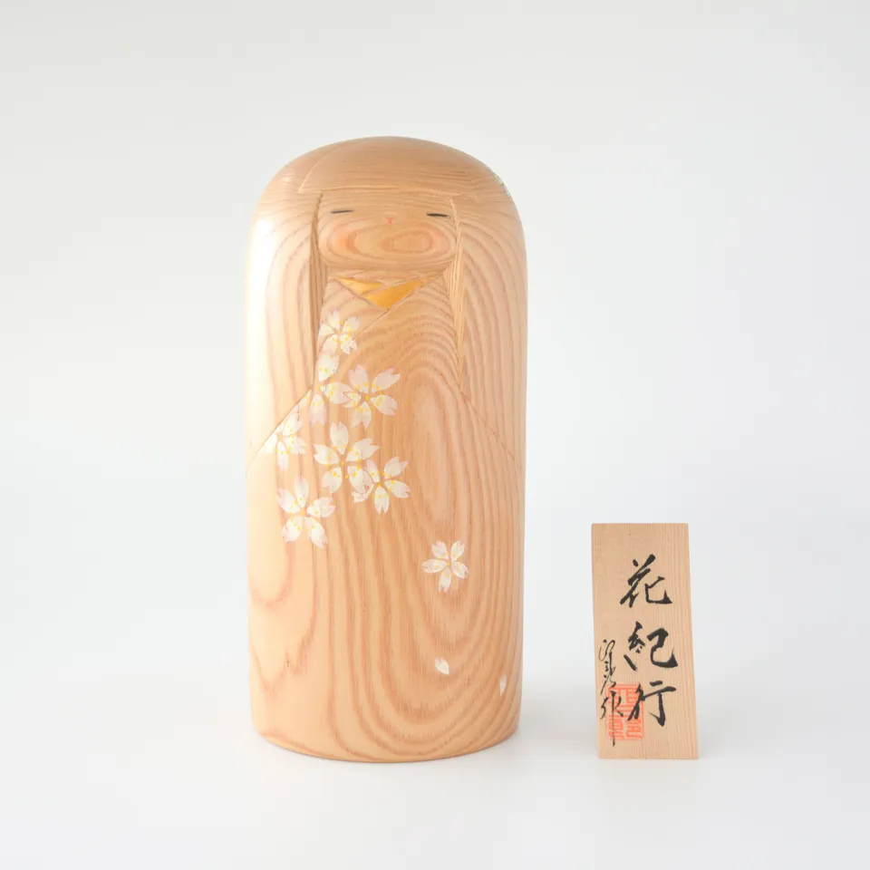 usaburo-kokeshi-hana-kiko-travelogue-of-flowers-par-yuji-okamoto-figurine-23-cm image 1