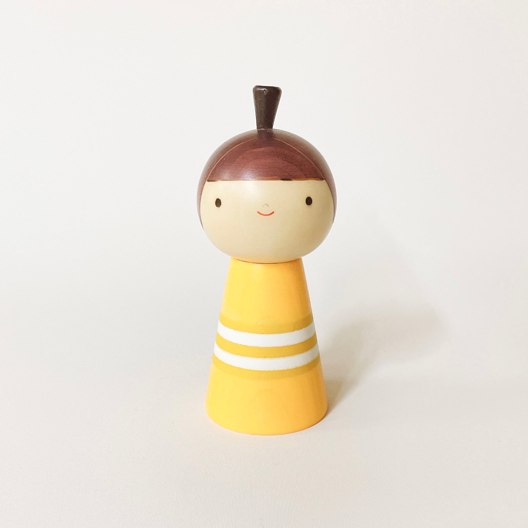 usaburo-kokeshi-nene-older-sister-poup-e-artisanale-13-5-cm-jaune image 1