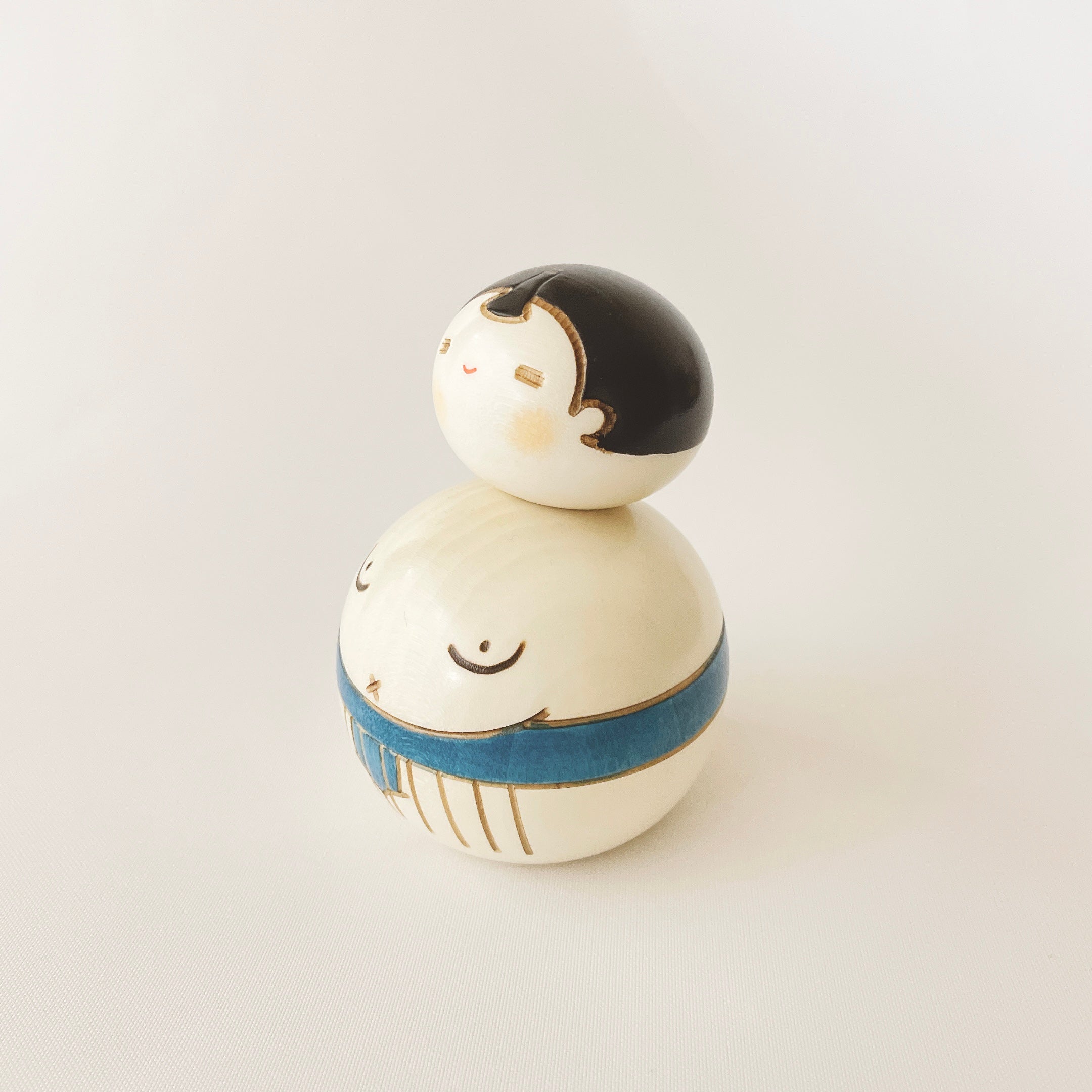 usaburo-kokeshi-osum-san-lutteur-sumo-bleu-figurine-artisanale-9-cm image 2