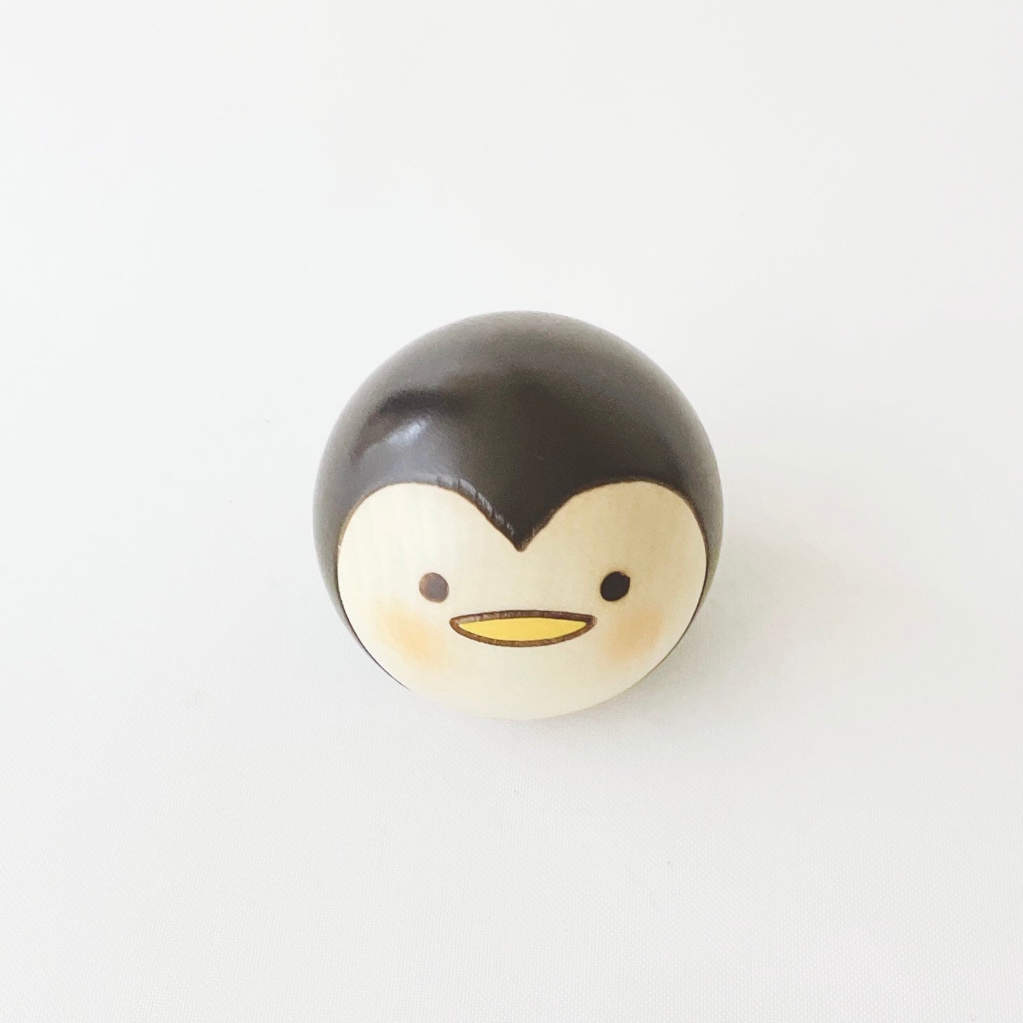 usaburo-kokeshi-yurakoro-penguin-figurine-pingouin-culbuto-58-x-58-x-50-mm image 4