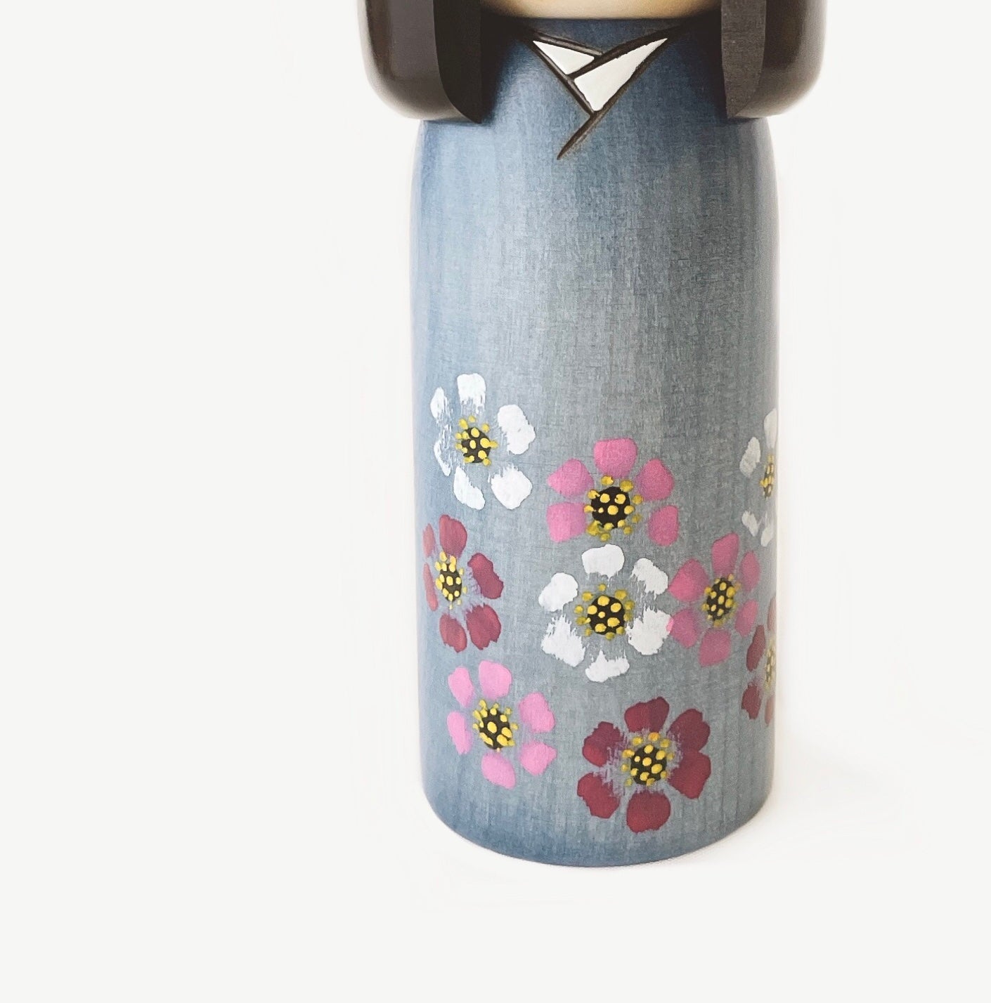 usaburo-kokeshi-cosmos-poup-e-kokeshi-fleur-d-automne-19-cm image 3