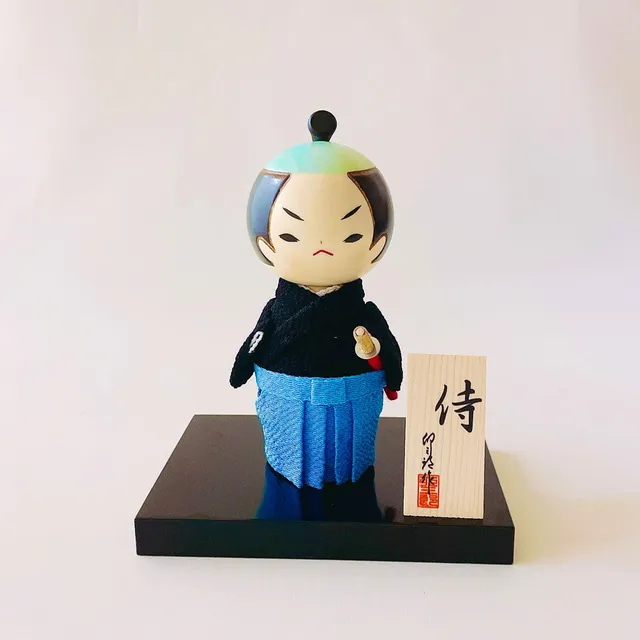 usaburo-kokeshi-samurai-black-chirimen-figurine-yura-koro-58-x-58-x-145-mm-socle image 1