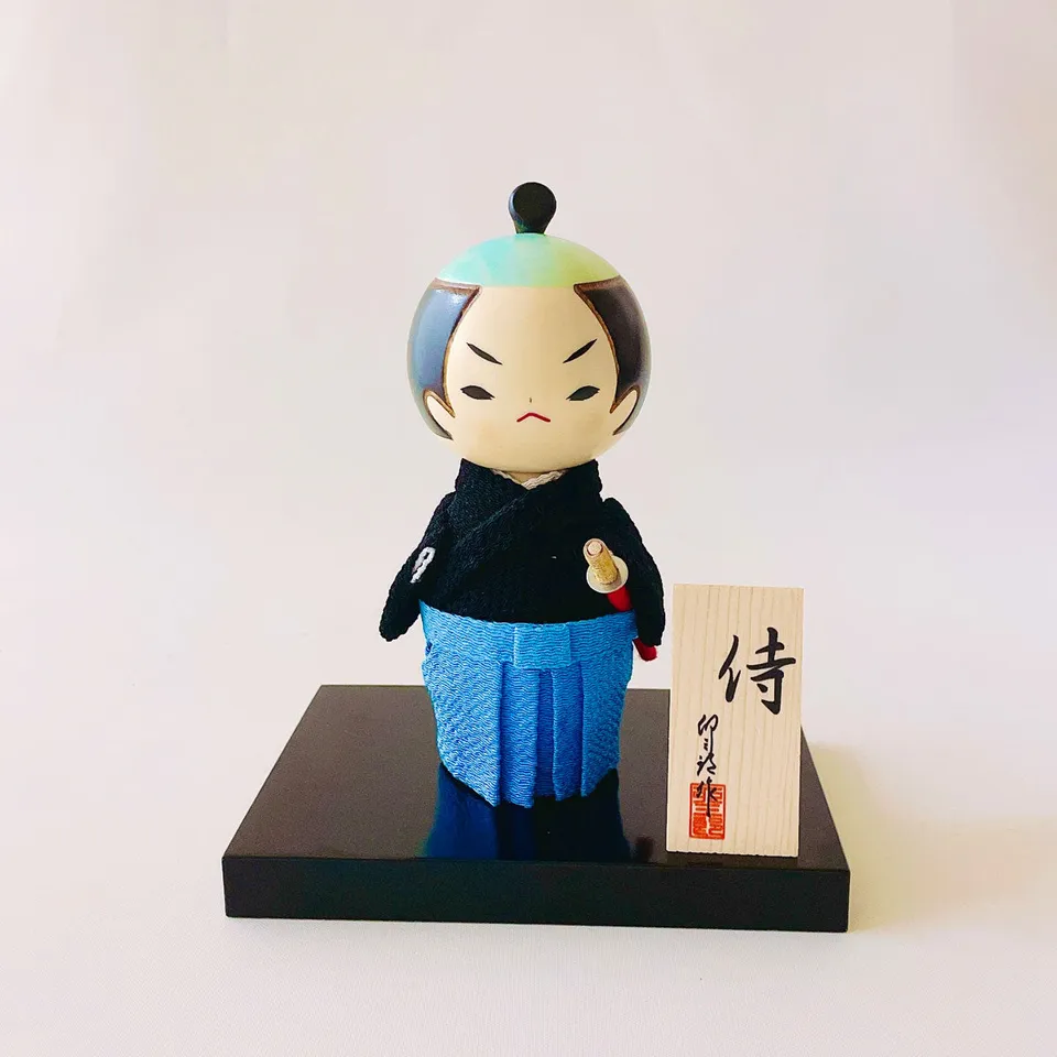 usaburo-kokeshi-samurai-black-chirimen-figurine-yura-koro-58-x-58-x-145-mm-socle image 1