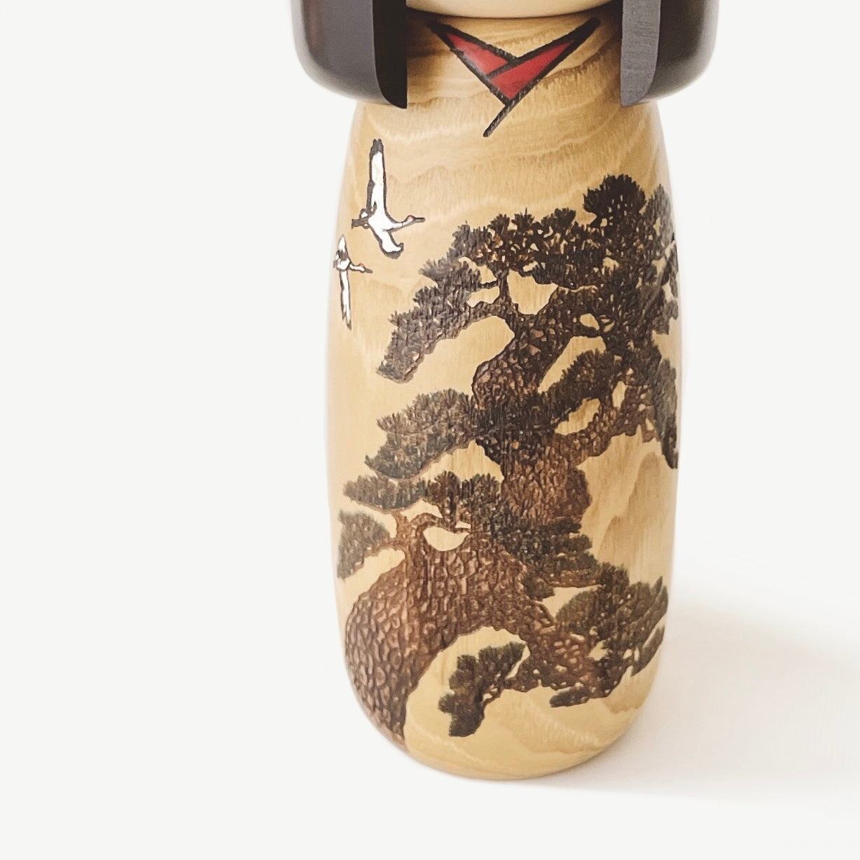 usaburo-kokeshi-kotobuki-matsu-pin-de-long-vit-figurine-26-cm image 3