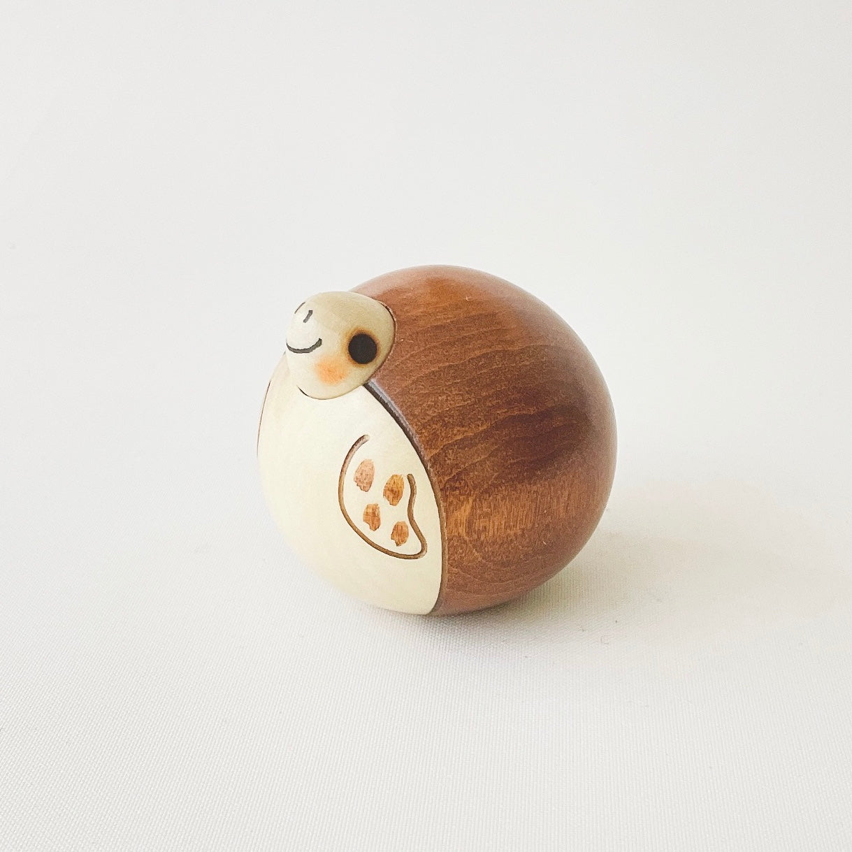 usaburo-kokeshi-yurakoro-tortue-figurine-bois-bascule-58-mm image 3